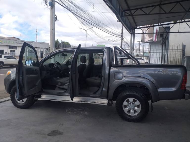 TOYOTA - HILUX - 2008/2008 - Cinza - R$ 109.900,00