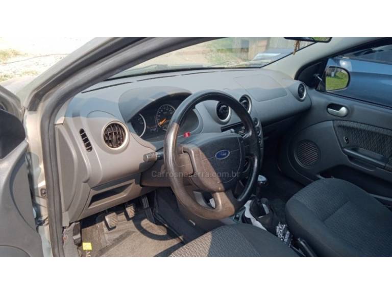 FORD - FIESTA - 2005/2005 - Bege - R$ 24.900,00