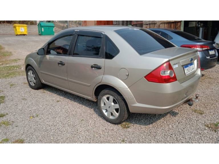 FORD - FIESTA - 2005/2005 - Bege - R$ 24.900,00